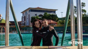 Instrutor de mergulho Rafa Guarapa com aluna Raphaela curso de mergulho livre