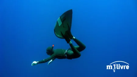 Fotografia - mergulhador utilizando monofin no mar