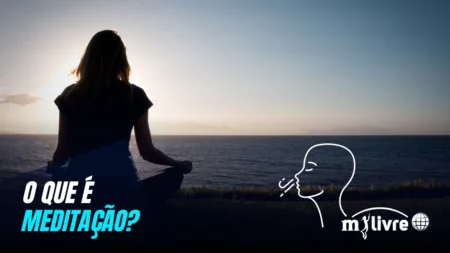 Capa O que é Meditação, foto meditando em frente ao mar